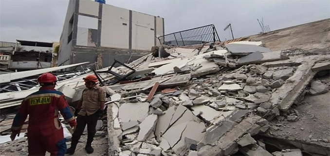 Bangunan Parkir 2 Lantai di Koja Jakut Ambruk Timpa 5 Kendaraan