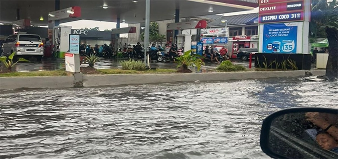 Banjir Menerjang Pamulang Jalanan Tergenang Usai Hujan Deras