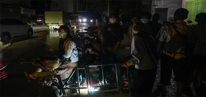 Kegelapan Menghantui Pengungsian Aceh Listrik Belum Pulih