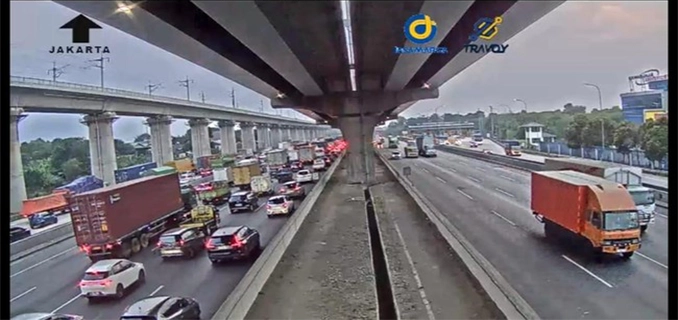 Macet Tol Cikampek Arah Jakarta Truk Kecelakaan di Jatiasih