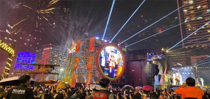 Antusias Warga Sambut Tahun Baru 2026 di Bundaran HI