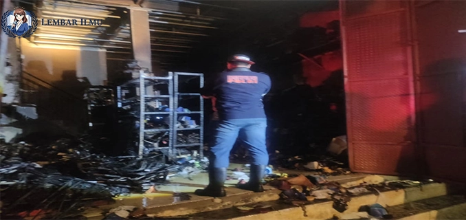 Gudang Interior dan Ekspedisi Terbakar di Rawa Badak Utara