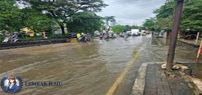 Jalan Daan Mogot Masih Tergenang Lalu Lintas Tersendat