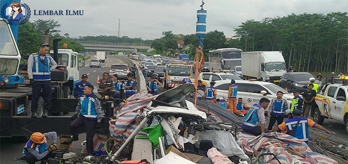Kecelakaan Maut Tol Batang Voxy & Mercy Rusak Tertimbun Besi